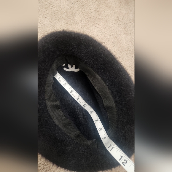 CHANEL Elegant Black Fuzzy Hat - Picture 6 of 6